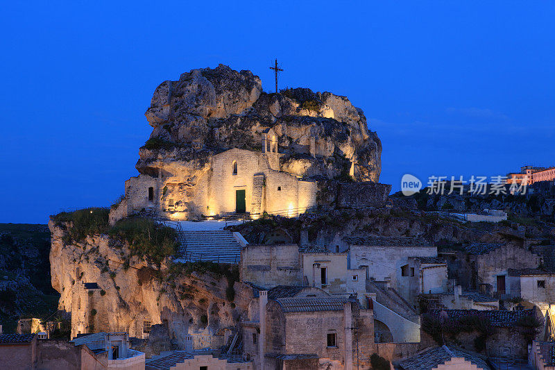 Sassi Houses和Santa Maria d´Idris Rock Church的夜晚